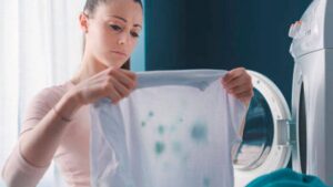 Éliminer les taches de déodorant sur vos vêtements : les astuces qui marchent vraiment